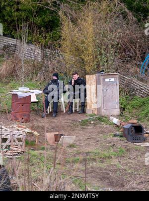 Holingbury, East Sussex, Brighton, Großbritannien. 01. März 2023. Die Polizei wacht über eine Zuteilung bei den Roedale Valley Zuteilungen bei der Suche nach dem vermissten Baby von Constance Marten & Mark GordonHolingbury, East Sussex, Brighton, Großbritannien. Kredit: Reppans/Alamy Live News Kredit: Reppans/Alamy Live News Stockfoto