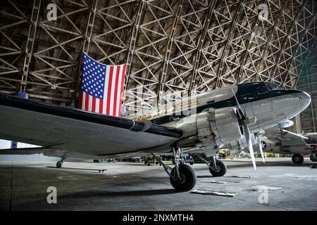 Douglas DC-3 im Tillamook Air Museum im größten Holzgebäude der Welt Stockfoto