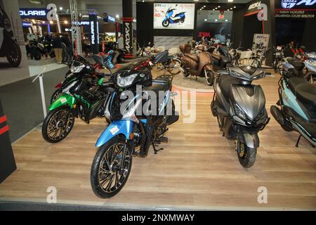 ISTANBUL, TÜRKEI - 23. APRIL 2022: Motorräder auf der Motobike Expo im Istanbul Exhibition Center Stockfoto