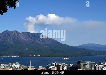 Die USA Coast Guard Cutter Kimball (WMSL 756) startet am 16. Februar 2023 in Kagoshima, Japan. Während ihres Aufenthalts in Japan führte die Besatzung des Kimball gemeinsame Ausbildungsmaßnahmen und einen professionellen Austausch mit Mitgliedern der japanischen Küstenwache durch, um die 2022 unterzeichnete Kooperationsvereinbarung zwischen den beiden Seeverkehrsdiensten auszuweiten, mit der die Operation SAPPHIRE, eine ständige Operation zur Stärkung der Beziehungen, zur Verstärkung bilateraler Beziehungen, eingeführt wurde; Und konzentrieren Sie sich auf die Aufrechterhaltung eines freien und offenen Indo-Pacific. USA Foto der Küstenwache von Chief Petty Officer Matt Masaschi. Stockfoto