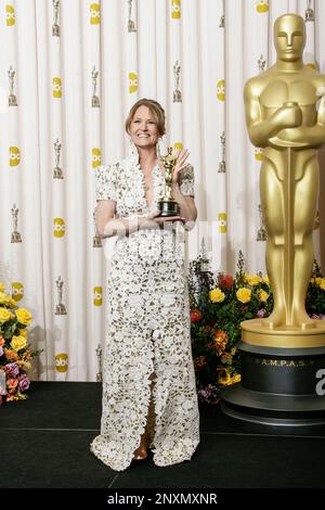 Schauspielerin Melissa Leo, Preisträgerin der Auszeichnung für die beste unterstützende Schauspielerin für „The Fighter“, posiert im Pressesaal bei den jährlichen Academy Awards 83., die am 27. Februar 2011 im Kodak Theatre in Hollywood, Kalifornien, stattfinden. Foto: Francis Specker Stockfoto