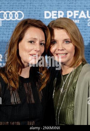Köln, Deutschland. 01. März 2023. Die Schauspielerinnen Lavinia Wilson (l) und Annette Frier kommen zur Premiere des Films „der Pfau“. Kredit: Henning Kaiser/dpa/Alamy Live News Stockfoto