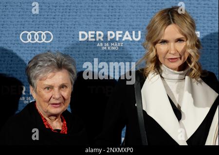 Köln, Deutschland. 01. März 2023. Schauspielerin Veronica Ferres (r) und ihre Mutter Katharina Ferres kommen zur Premiere des Films „der Pfau“. Kredit: Henning Kaiser/dpa/Alamy Live News Stockfoto