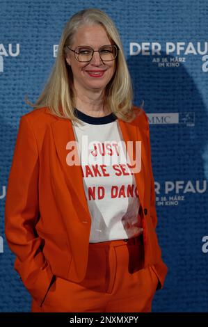 Köln, Deutschland. 01. März 2023. Der Autor Isabell Bogdan kommt zur Premiere des Films „der Pfau“. Kredit: Henning Kaiser/dpa/Alamy Live News Stockfoto