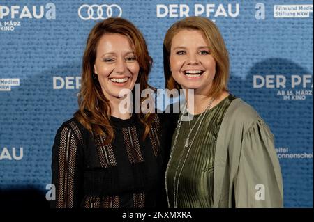 Köln, Deutschland. 01. März 2023. Die Schauspielerinnen Lavinia Wilson (l) und Annette Frier kommen zur Premiere des Films „der Pfau“. Kredit: Henning Kaiser/dpa/Alamy Live News Stockfoto