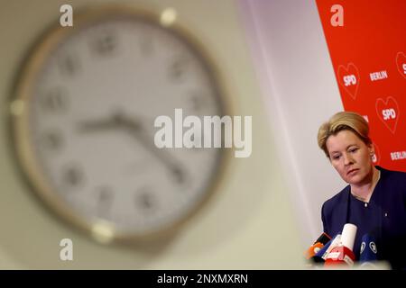 Berlin, Deutschland. 01. März 2023. Franziska Giffey (SPD), Regierungsbürgermeisterin von Berlin, hält nach der Sitzung des SPD-Exekutivausschusses eine Pressekonferenz. Nach der Wiederwahl des Berliner Repräsentantenhauses will die SPD Berlin Koalitionsverhandlungen mit dem Wahlsieger CDU aufnehmen. Kredit: Jörg Carstensen/dpa/Alamy Live News Stockfoto