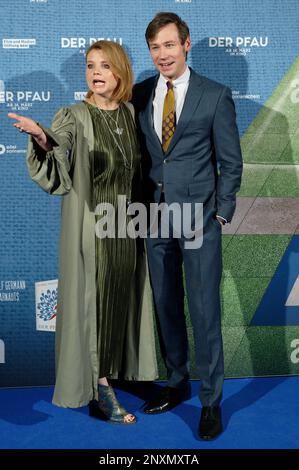 Köln, Deutschland. 01. März 2023. Die Schauspieler Annette Frier und David Kross kommen zur Premiere des Films „der Pfau“. Kredit: Henning Kaiser/dpa/Alamy Live News Stockfoto