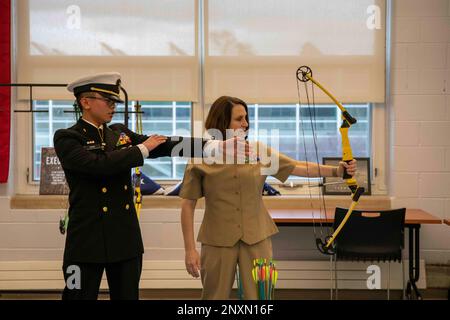 CHICAGO (20. Januar 2023) Ein Kadett Des George Westinghouse College Prep High School Navy Junior Reserve Officers Training Corps (NJROTC) (links) erteilt im Rahmen eines Besuchs am NJROTC-Standort am 20. Januar Anweisungen an Fond ADM Jennifer Couture, Commander, Naval Service Training Command (NSTC) (rechts). Couture und ihr NSTC-Personal mit Hauptsitz in Naval Station Great Lakes, Illinois, beaufsichtigen das NJROTC-Programm, das aus mehr als 600 Einheiten in den USA besteht. Stockfoto