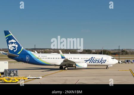 Austin, Texas - Februar 2023: Alaska Airlines Boeing 737 Passenger Jet (Registrierung N528AS) Rolling zum Start am Flughafen der Stadt. Stockfoto