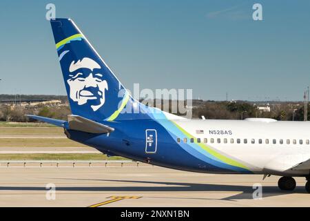 Austin, Texas - Februar 2023: Heckflosse eines Alaska Airlines Boeing 737 Passagierflugzeugs (Registrierung N528AS) am Flughafen der Stadt. Stockfoto