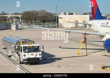 Austin, Texas - Februar 2023: Delta Air Lines Airbus A220 Passagierjet (Registrierung N144DU) wird am Stadtflughafen betankt. Stockfoto