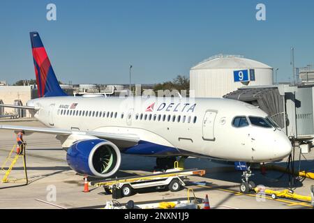Austin, Texas - Februar 2023: Delta Air Lines Airbus A220 Passagierjet (Kennzeichen N144DU) parkt am Flughafen-Terminal und wird betankt Stockfoto