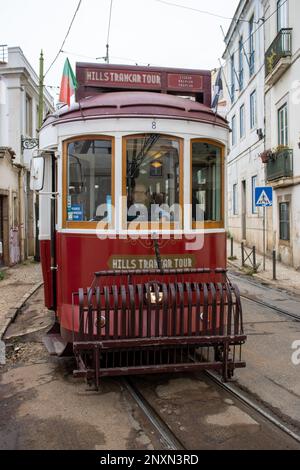 LISSABON, PORTUGAL - 21. OKTOBER 2022 alte traditionelle Touristenbahn Stockfoto