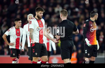 Schiedsrichter Thomas Bramall vergibt eine Strafe an Grimsby Town für ein Foul von Duje Caleta-Car aus Southampton während des Fünften Spiels des Emirates FA Cup in St. Mary's Stadium, Southampton. Bilddatum: Mittwoch, 1. März 2023. Stockfoto