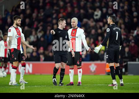 Schiedsrichter Thomas Bramall vergibt eine Strafe an Grimsby Town für ein Foul von Duje Caleta-Car aus Southampton während des Fünften Spiels des Emirates FA Cup in St. Mary's Stadium, Southampton. Bilddatum: Mittwoch, 1. März 2023. Stockfoto