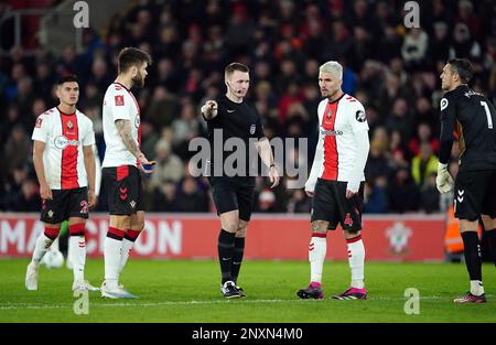 Schiedsrichter Thomas Bramall vergibt eine Strafe an Grimsby Town für ein Foul von Duje Caleta-Car aus Southampton während des Fünften Spiels des Emirates FA Cup in St. Mary's Stadium, Southampton. Bilddatum: Mittwoch, 1. März 2023. Stockfoto