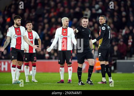 Schiedsrichter Thomas Bramall vergibt eine Strafe an Grimsby Town für ein Foul von Duje Caleta-Car aus Southampton während des Fünften Spiels des Emirates FA Cup in St. Mary's Stadium, Southampton. Bilddatum: Mittwoch, 1. März 2023. Stockfoto