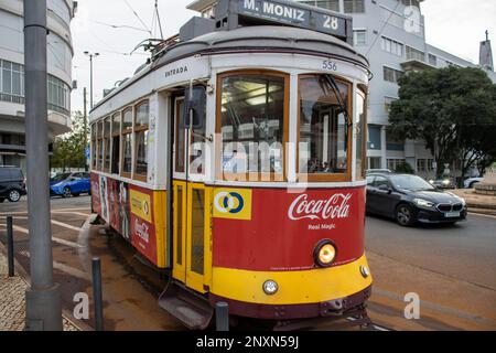 LISSABON, PORTUGAL - 21. OKTOBER 2022 traditionelle alte gelbe und rote Straßenbahn Stockfoto