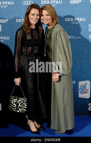 Köln, Deutschland. 01. März 2023. Die Schauspielerinnen Lavinia Wilson (l) und Annette Frier kommen zur Premiere des Films „der Pfau“. Kredit: Henning Kaiser/dpa/Alamy Live News Stockfoto