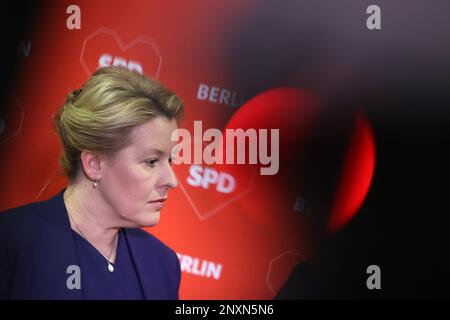 Berlin, Deutschland. 01. März 2023. Franziska Giffey (SPD), Regierungsbürgermeisterin von Berlin, hält nach der Sitzung des SPD-Exekutivausschusses eine Pressekonferenz. Nach der Wiederwahl des Berliner Repräsentantenhauses will die SPD Berlin Koalitionsverhandlungen mit dem Wahlsieger CDU aufnehmen. Kredit: Jörg Carstensen/dpa/Alamy Live News Stockfoto