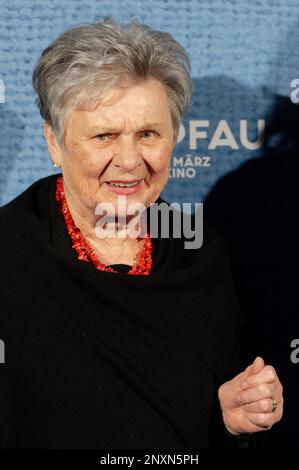 Köln, Deutschland. 01. März 2023. Die Mutter von Veronica Ferres, Katharina Ferres, kommt zur Premiere des Films „der Pfau“. Kredit: Henning Kaiser/dpa/Alamy Live News Stockfoto