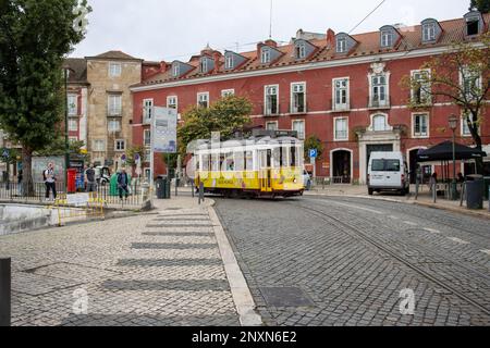 LISSABON, PORTUGAL - 21. OKTOBER 2022 traditionelle alte gelbe Straßenbahn Stockfoto