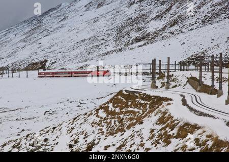 Schweiz, Kanton Uri, Oberalppass, Glacier express Zug Stockfoto