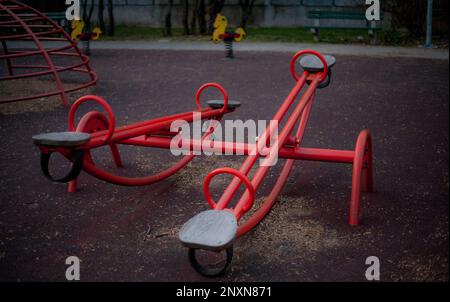 Rote Schaukelsägen im Kinderpark Stockfoto