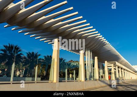 MALAGA, SPANIEN - 14. JANUAR 2023: Weiße Pergola (Hafen von Malaga) in Malaga, Spanien am 14. Januar 2023 Stockfoto