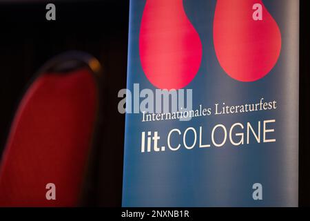 Köln, Deutschland. 01. März 2023. Das Logo des Literaturfestivals lit.Köln. Das Literaturfestival lit.Köln beginnt mit einer Solidaritätsveranstaltung für iranische Frauen. Kredit: Thomas Banneyer/dpa/Alamy Live News Stockfoto