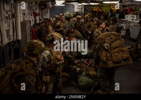 230203-N-VO895-1233 ATLANTISCHER OZEAN (3. Februar 2023) 26. Marine Expeditionary Unit (26. MEU) Marines bereiten sich auf die Ausschiffung im Amphibienschiff der Wasp-Klasse USS Bataan (LHD 5) Hangarbucht vor, 3. Februar 2023. Die USS Bataan, das Amphibiengeschwader 8 (PHIBRON) und das 26.-MEU, die alle Teil der Bataan Amphibious Readiness Group (BATARG) sind, nehmen derzeit an einer PHIBRON-MEU Integrated Training (PMINT)-Übung Teil. Stockfoto