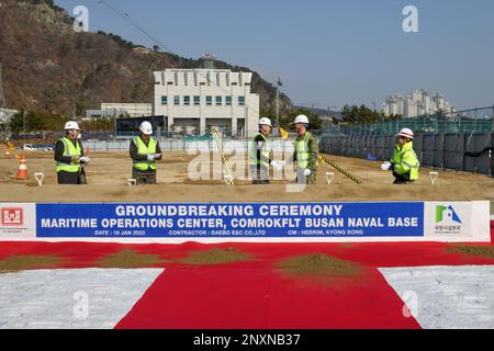 230118-N-ZU848-0136 BUSAN, Republik Korea (18. Januar 2023) Hinten ADM. Mark Schafer, Kommandeur der Marine Korea, schüttelt mit Admiral Kim Jung-soo, Kommandeur der Republik Korea, eine bahnbrechende Zeremonie. Die bahnbrechende Zeremonie fand anlässlich des ersten Bautages für das neue CNFK-Hauptgebäude statt. Stockfoto