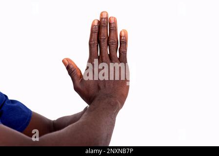 Freigestellte Ansicht eines Mannes, der gebetende Hände isoliert auf Weiß zeigt. Stockfoto