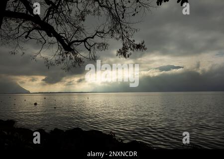 Morgengrauen über dem Genfer See mit Blick auf die französischen Alpen Bret, Dent d'Oche, Pic Bore, Grammont und Cornettes de Bise in Frankreich ab Montreux Stockfoto