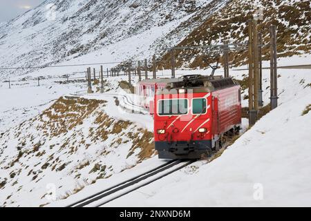 Schweiz, Kanton Uri, Oberalppass, Glacier express Zug Stockfoto
