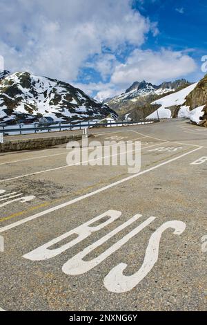 Busparkplatz, Grimselpass, Schweiz Stockfoto