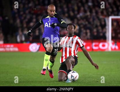 Tottenham Hotspur's Lucas Moura (links) und Sheffield United's Andre Brooks kämpfen beim fünften Spiel des Emirates FA Cup in Bramall Lane, Sheffield um den Ball. Bilddatum: Mittwoch, 1. März 2023. Stockfoto