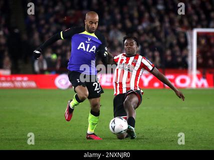 Tottenham Hotspur's Lucas Moura (links) und Sheffield United's Andre Brooks kämpfen beim fünften Spiel des Emirates FA Cup in Bramall Lane, Sheffield um den Ball. Bilddatum: Mittwoch, 1. März 2023. Stockfoto