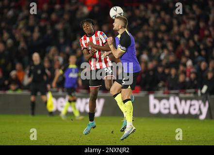 Sheffield United's Andre Brooks (links) und Tottenham Hotspur's Eric Dier kämpfen beim fünften Spiel des Emirates FA Cup in Bramall Lane, Sheffield um den Ball. Bilddatum: Mittwoch, 1. März 2023. Stockfoto