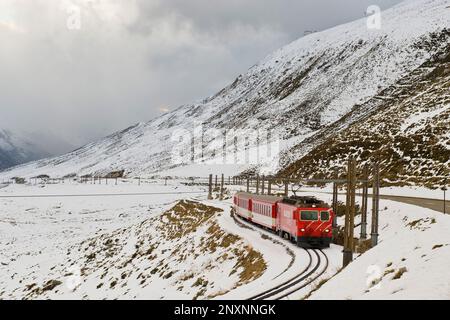 Schweiz, Kanton Uri, Oberalppass, Glacier express Zug Stockfoto