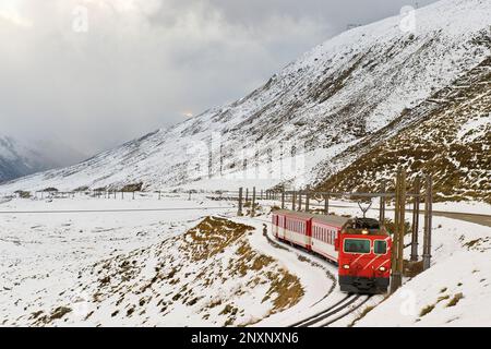 Schweiz, Kanton Uri, Oberalppass, Glacier express Zug Stockfoto