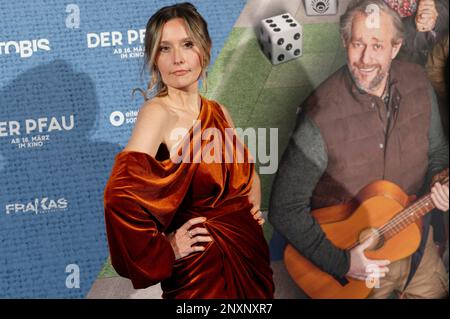 Köln, Deutschland. 01. März 2023. Die Schauspielerin Linda Reitinger kommt zur Premiere des Films „der Pfau“. Kredit: Henning Kaiser/dpa/Alamy Live News Stockfoto