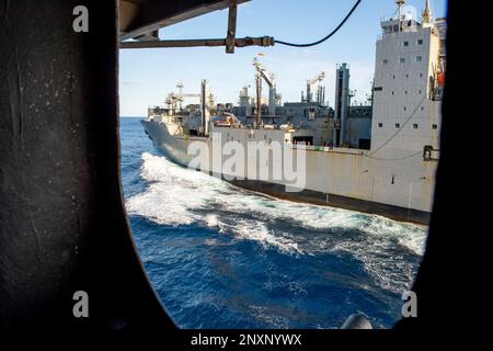 230207-N-FE499-1007 ATLANTISCHER OZEAN (7. Februar 2023) das Trockenfracht- und Munitionsschiff USNS Medgar Evers (T-AKE 13) fährt während einer Munitionsladung neben dem Flugzeugträger der Nimitz-Klasse USS Dwight D. Eisenhower (CVN 69). IKE führt derzeit im Rahmen seiner maßgeschneiderten Grundphase vor dem Einsatz Munition Onload, Cockpit-Zertifizierung und Luftflügelqualifizierung durch. Stockfoto