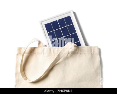 Tasche mit tragbarem Solarmodul auf weißem Hintergrund Stockfoto