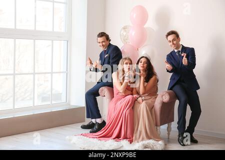 Wunderschöne Paare, die für den Abschlussball gekleidet waren Stockfoto