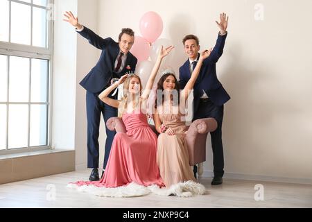 Wunderschöne Paare, die für den Abschlussball gekleidet waren Stockfoto