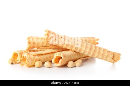 Köstliche Waffeln und Haselnüsse auf weißem Hintergrund Stockfoto