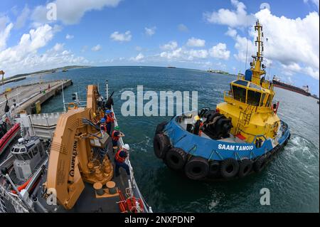 Die Besatzungsmitglieder der USCGC Stone (WMSL 758) koordinieren ihre Abfahrt mit einem Schlepper, bevor sie in Suape, Brasilien, am 2. Februar 2023 starten. Stone ist im Südatlantik im Einsatz, um illegale maritime Aktivitäten zu bekämpfen und die Beziehungen zur maritimen Souveränität in der gesamten Region zu stärken. Stockfoto