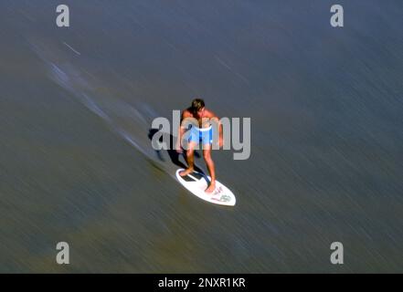 Ein junger Mann stürmt am Strand in Südkalifornien, USA Stockfoto