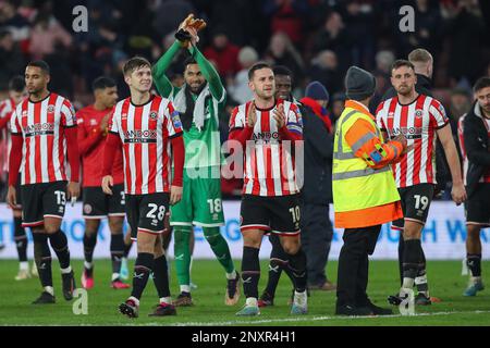 Sheffield, Großbritannien. 01. März 2023. Die Spieler von Sheffield United applaudieren den Heimfans nach dem Emirates FA Cup Fifth Round Match Sheffield United vs Tottenham Hotspur in Bramall Lane, Sheffield, Großbritannien, 1. März 2023 (Foto von Gareth Evans/News Images) in Sheffield, Großbritannien, am 3./1. März 2023. (Foto: Gareth Evans/News Images/Sipa USA) Guthaben: SIPA USA/Alamy Live News Stockfoto